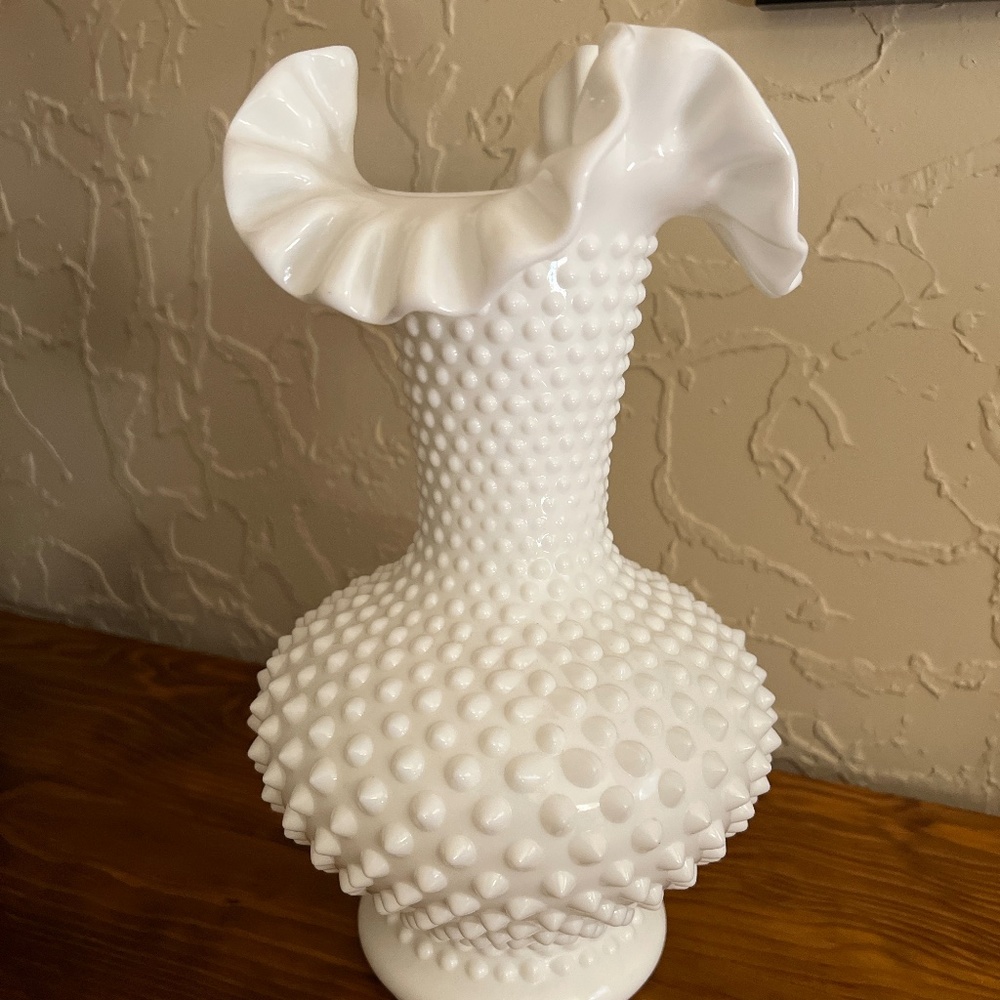 Large Vintage Fenton Hobnail Milk Glass Vase - Picture 1 of 6